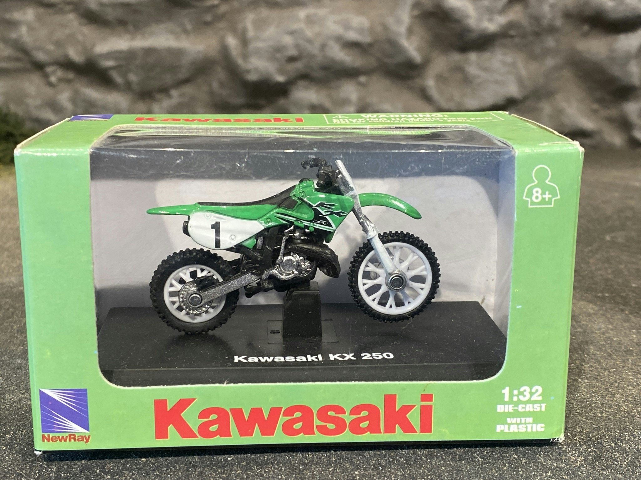 Skala 1/32 Kawasaki KX 250 Motorcykel från New Ray