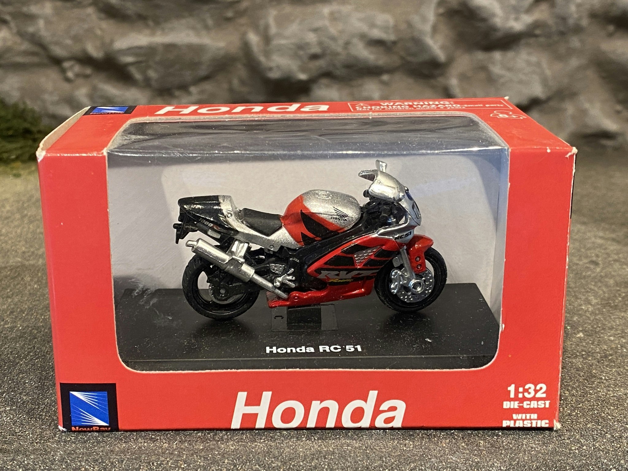 Skala 1/32 Honda RC 51 Motorcykel från New Ray