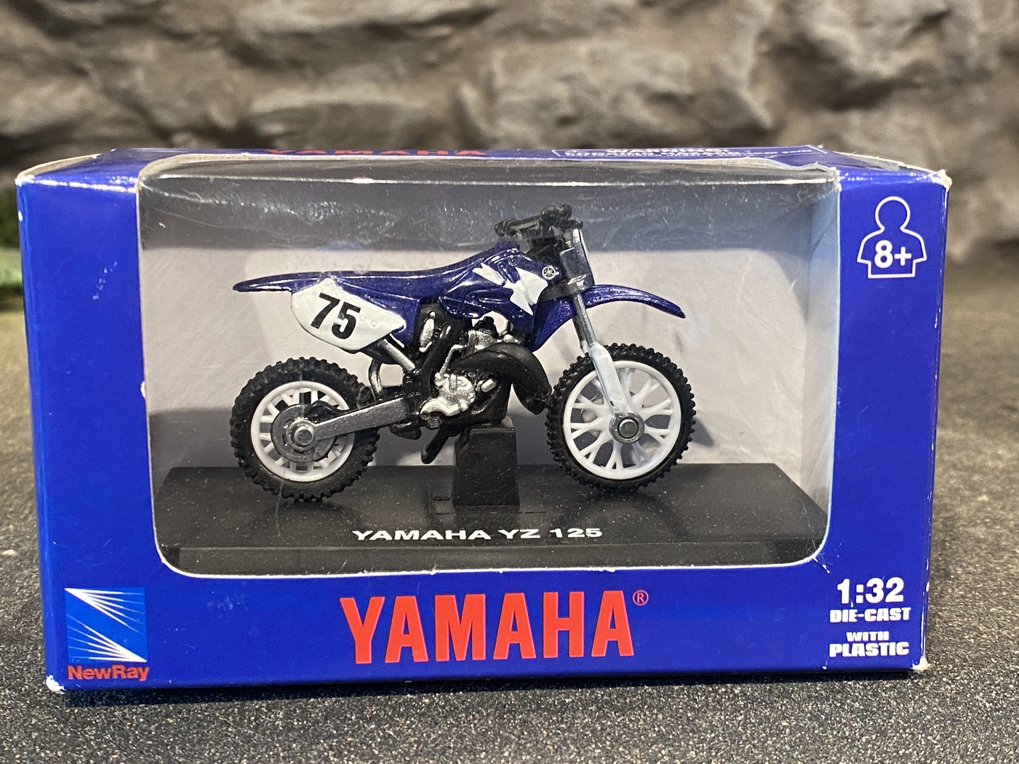 Skala 1/32 Yamaha YZ 125 Motorcykel från New Ray