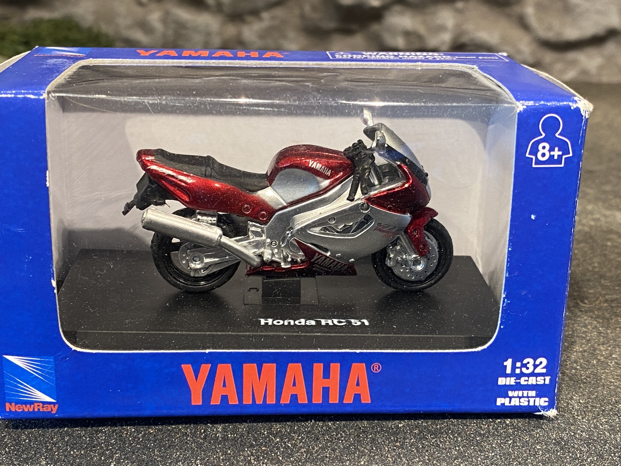 Skala 1/32 Yamaha Motorcykel från New Ray