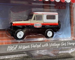 Skala 1/64 Nissan Patrol 67' m pump Texaco "The hobby shop ser.10" fr Greenlight