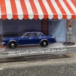 Skala 1/64 Plymouth Grand Fury m man i kostym "The hobby shop ser.11" fr Greenlight