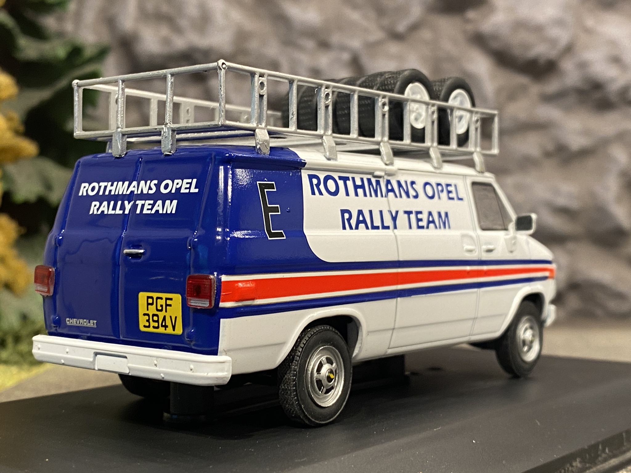 Skala 1/43 Chevrolet Van - G-serie Rally Assistance 83' fr IXO-models