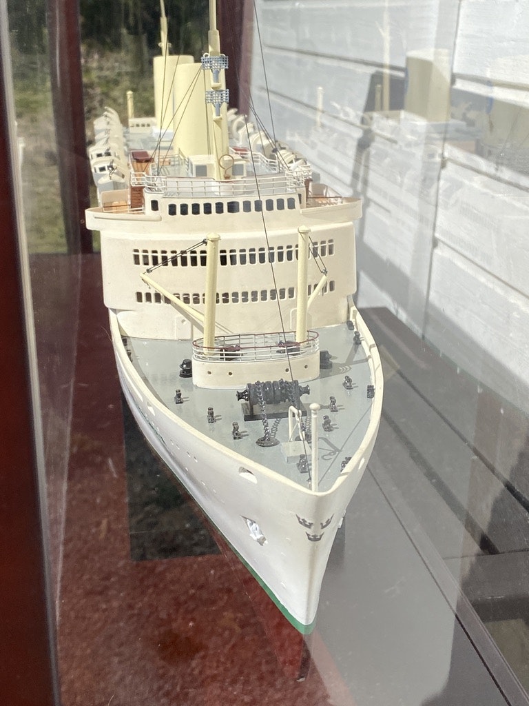 Skala 1/200 MS Gripsholm - Stort modellskepp i trä i vitrinskåp