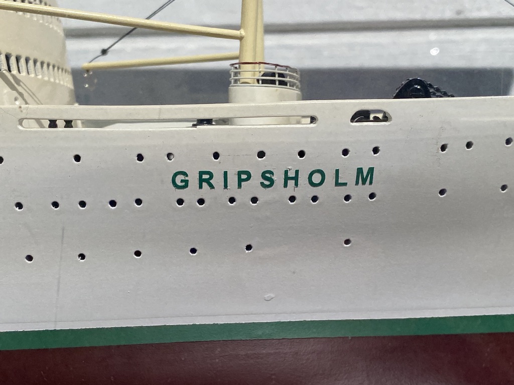 Skala 1/200 MS Gripsholm - Stort modellskepp i trä i vitrinskåp