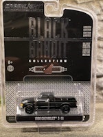 Skala 1/64 Chevrolet S-10 88' "Black Bandit Collection" från Greenlight