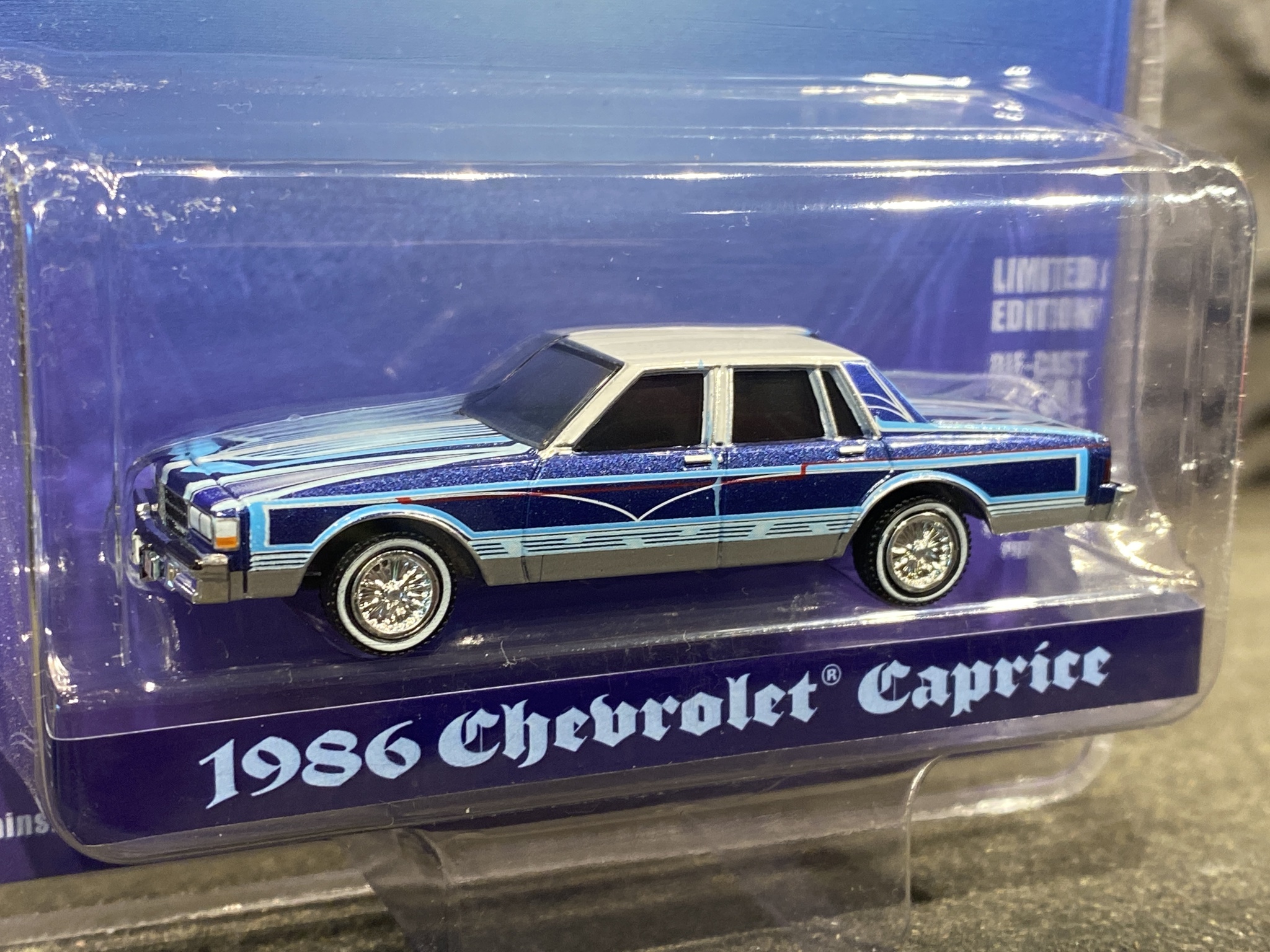 Skala 1/64 Chevrolet Caprice 86' "California LowRiders" mblå från Greenlight