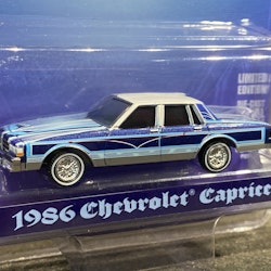Skala 1/64 Chevrolet Caprice 86' "California LowRiders" mblå från Greenlight