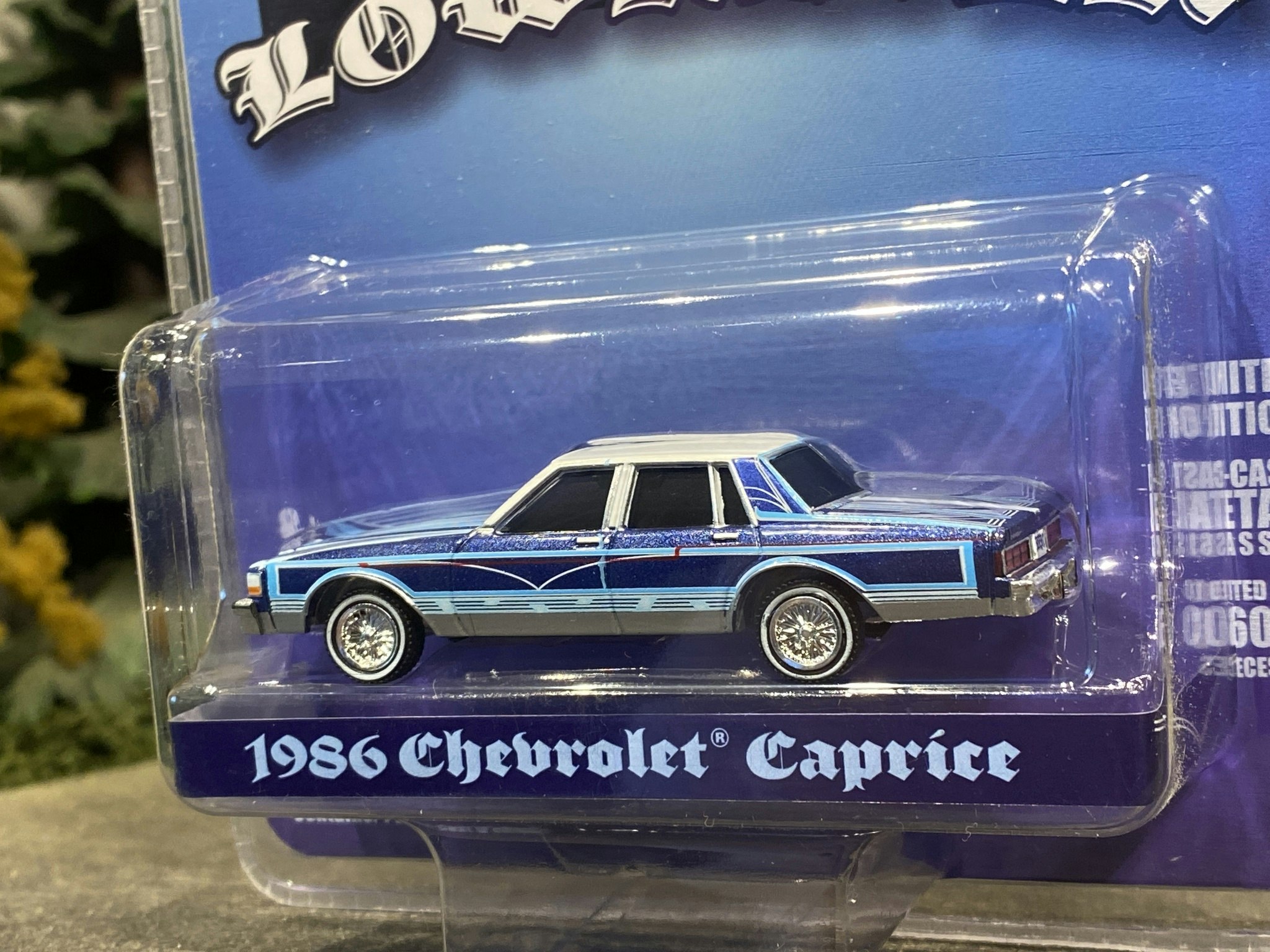 Skala 1/64 Chevrolet Caprice 86' "California LowRiders" mblå från Greenlight