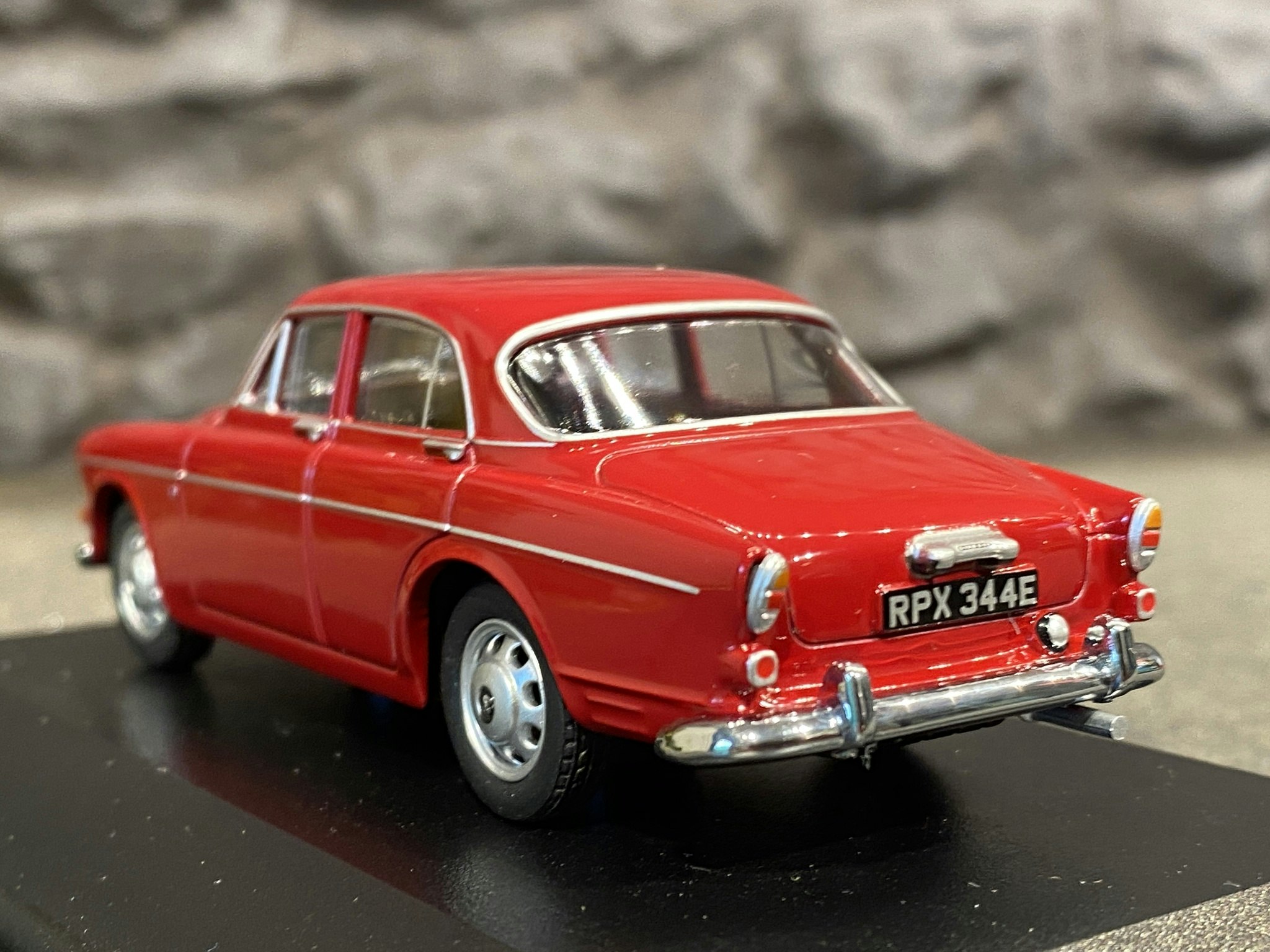 Skala 1/43 Volvo Amazon, mörkröd högerstyrd från Oxford