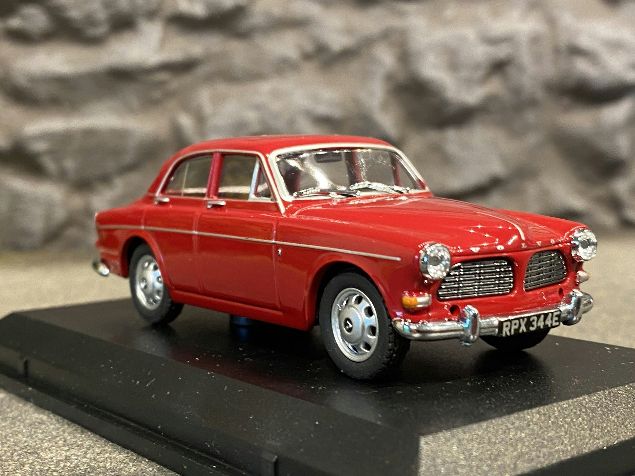 Skala 1/43 Volvo Amazon, mörkröd högerstyrd från Oxford