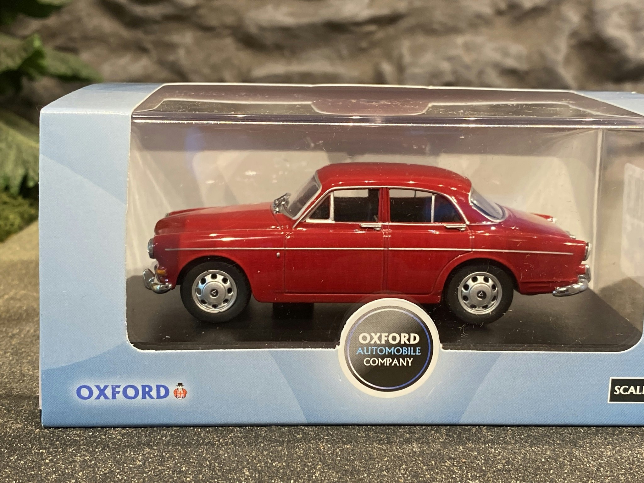 Skala 1/43 Volvo Amazon, mörkröd högerstyrd från Oxford