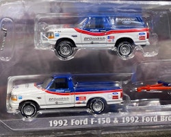 Skala 1/64 Ford F-150 92' + Bronco 92' + släp GreenLight Hitch & Tow