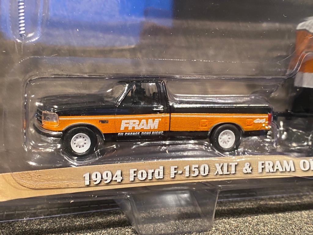 Skala 1/64 Ford F-150 XLT 94' & "FRAM"-Trailer fr GreenLight