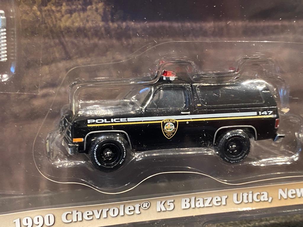 Skala 1/64 Chevrolet K5 Blazer Utica NY Police 1 + släp GreenLight Hitch & Tow