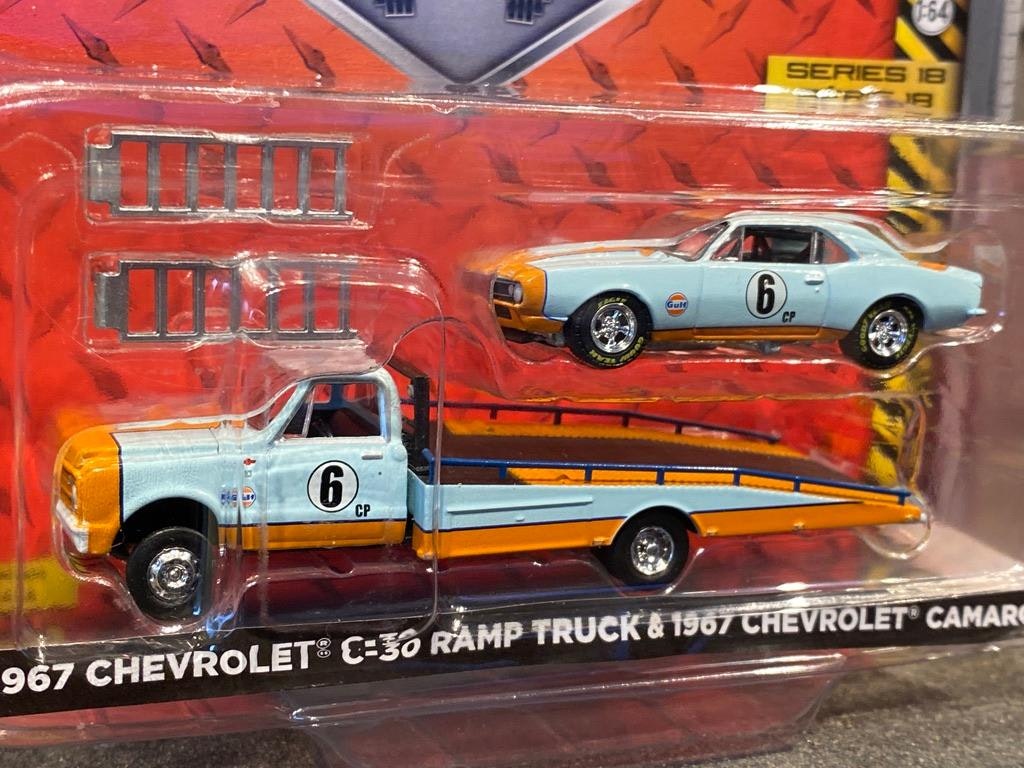Skala 1/64 67' Chevrolet C30 Ramptruck & Chev. Camaro 69' GULF  fr GreenLight