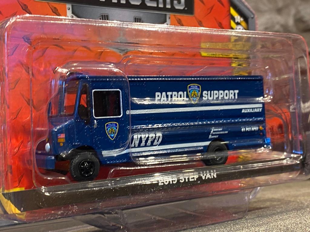Skala 1/64 Step Van 19' Patrol Support "H.D. Truck series 20" från GreenLight