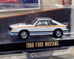Skala 1/64 Ford Mustang 80' "Vintage AD Cars" Ser.4 från Greenlight
