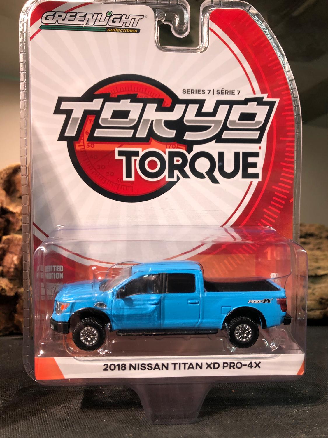 Skala 1/64 Nissan Titan XD PRO-4X 18' "Tokyo Torque" från Greenlight