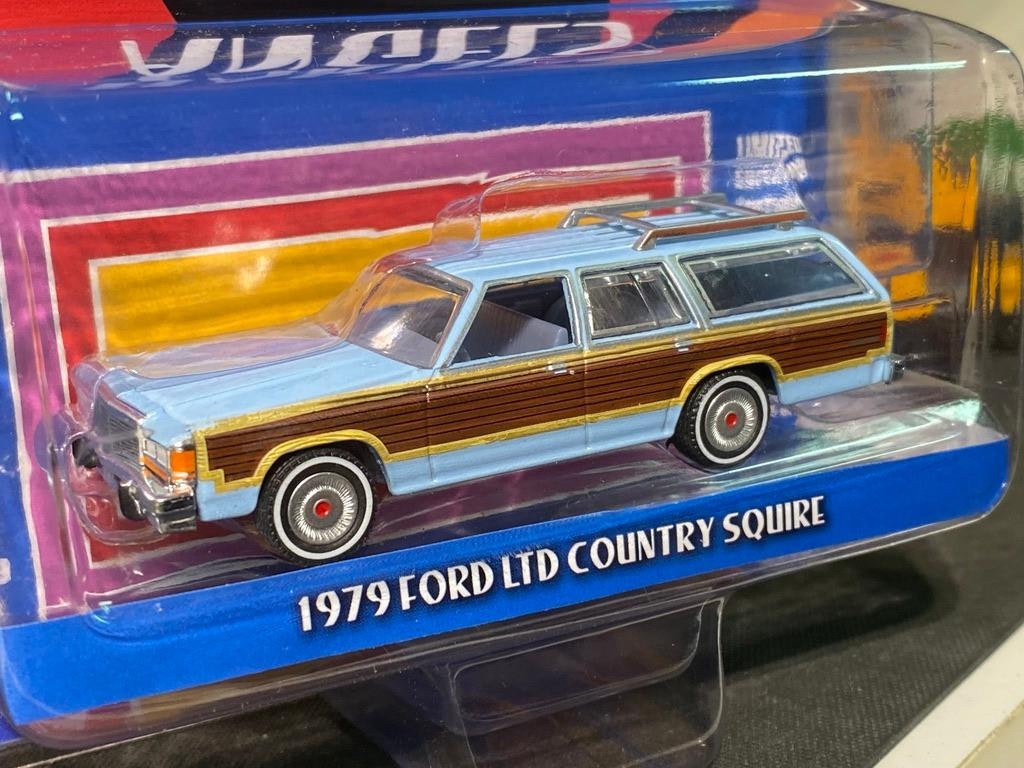 Skala 1/64 Ford LTD Country Squire 79' "Charlies Angels" från Greenlight Hollywood