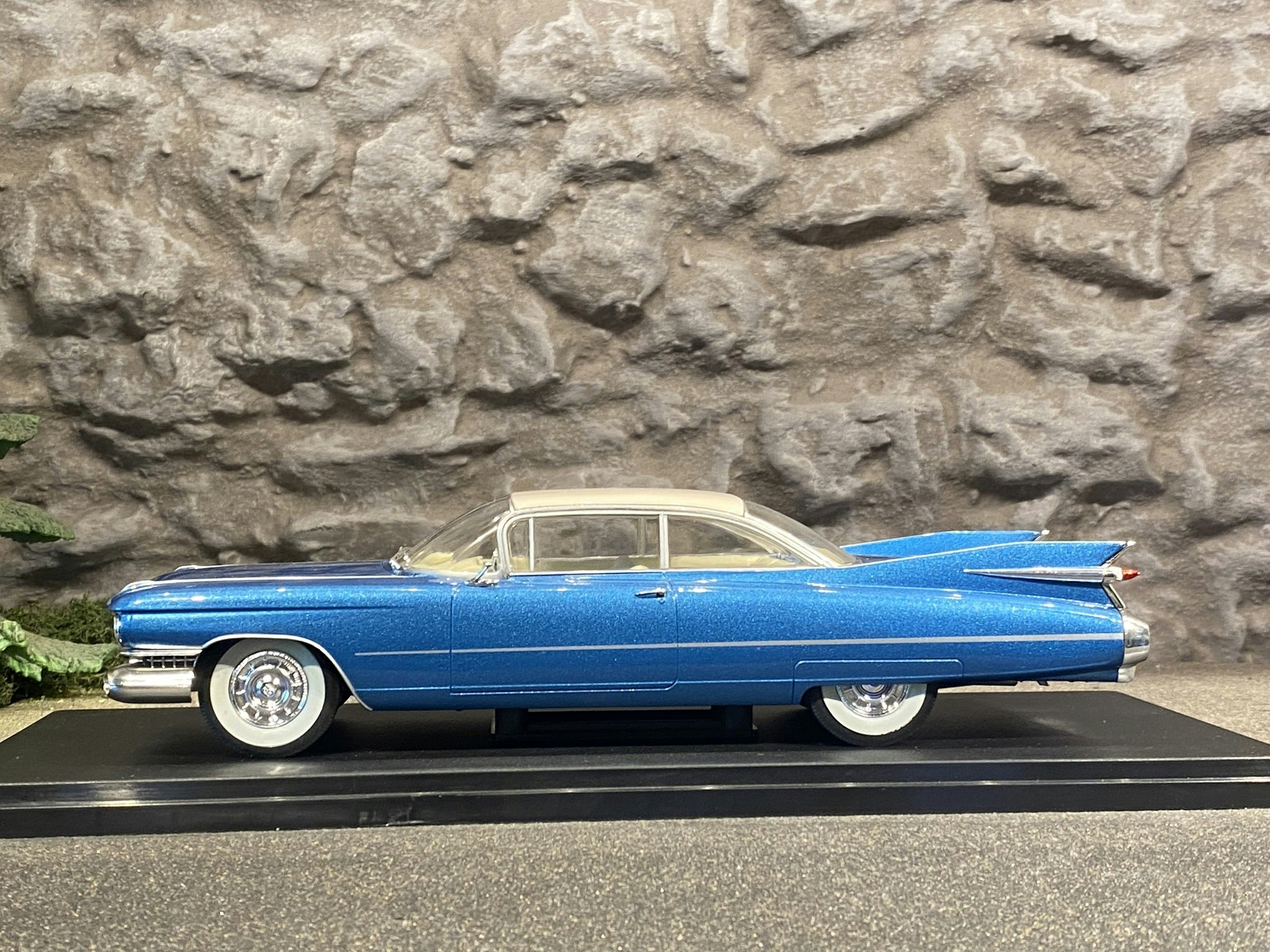 Skala 1/24 Cadillac Eldorado från WhiteBox