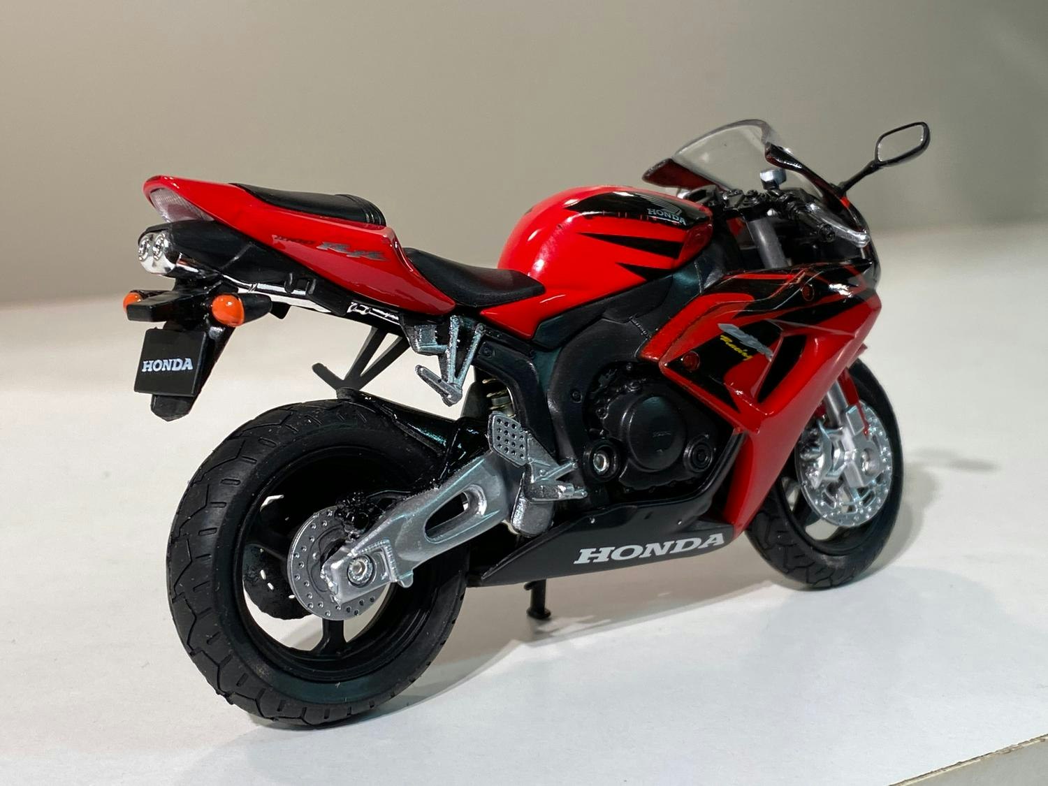 Skala 1/18 Motorcykel Honda CBR 1000RR fr Welly