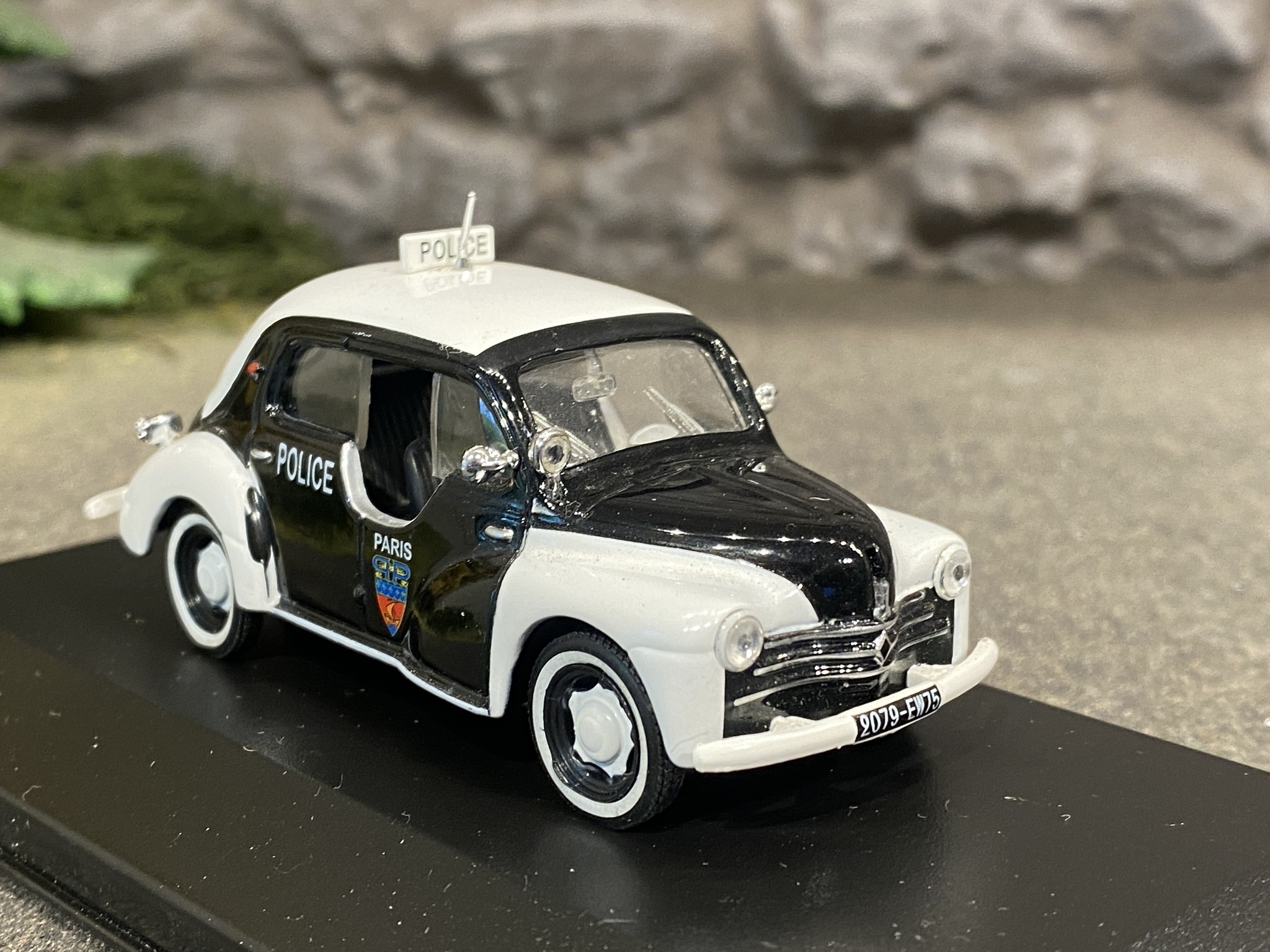 Skala 1/43: Renault 4CV Police
