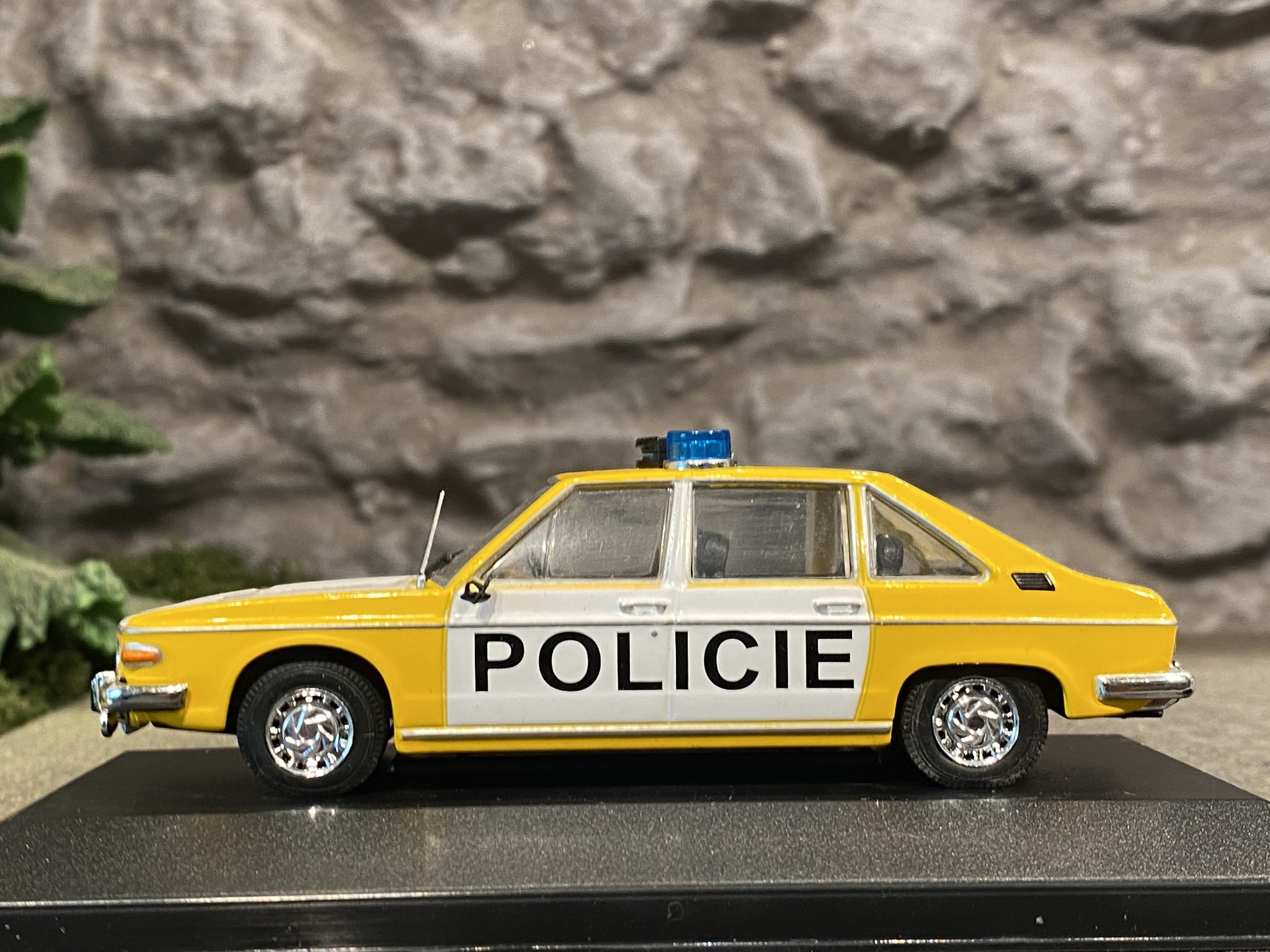 Skala 1/43 Snygg modellbil av Tatra 613 Politie Polisbil fr Atlas Editions