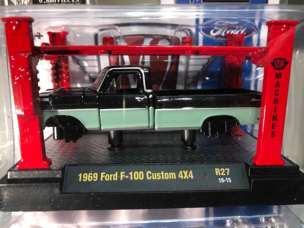 skala 1/64Model-Kit Billyft med 1 st Ford F-100 Custom 4x4 69' från M2