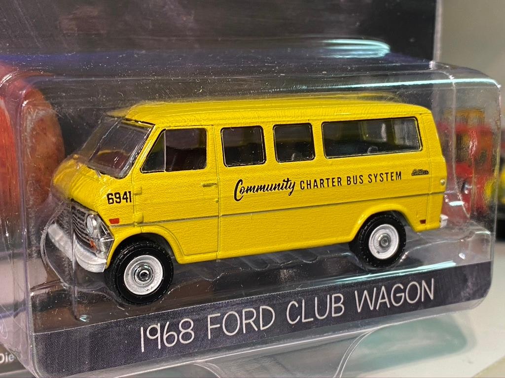 Skala 1/64 - Ford Club Wagon 68' fr GreenLight EXCLUSIVE