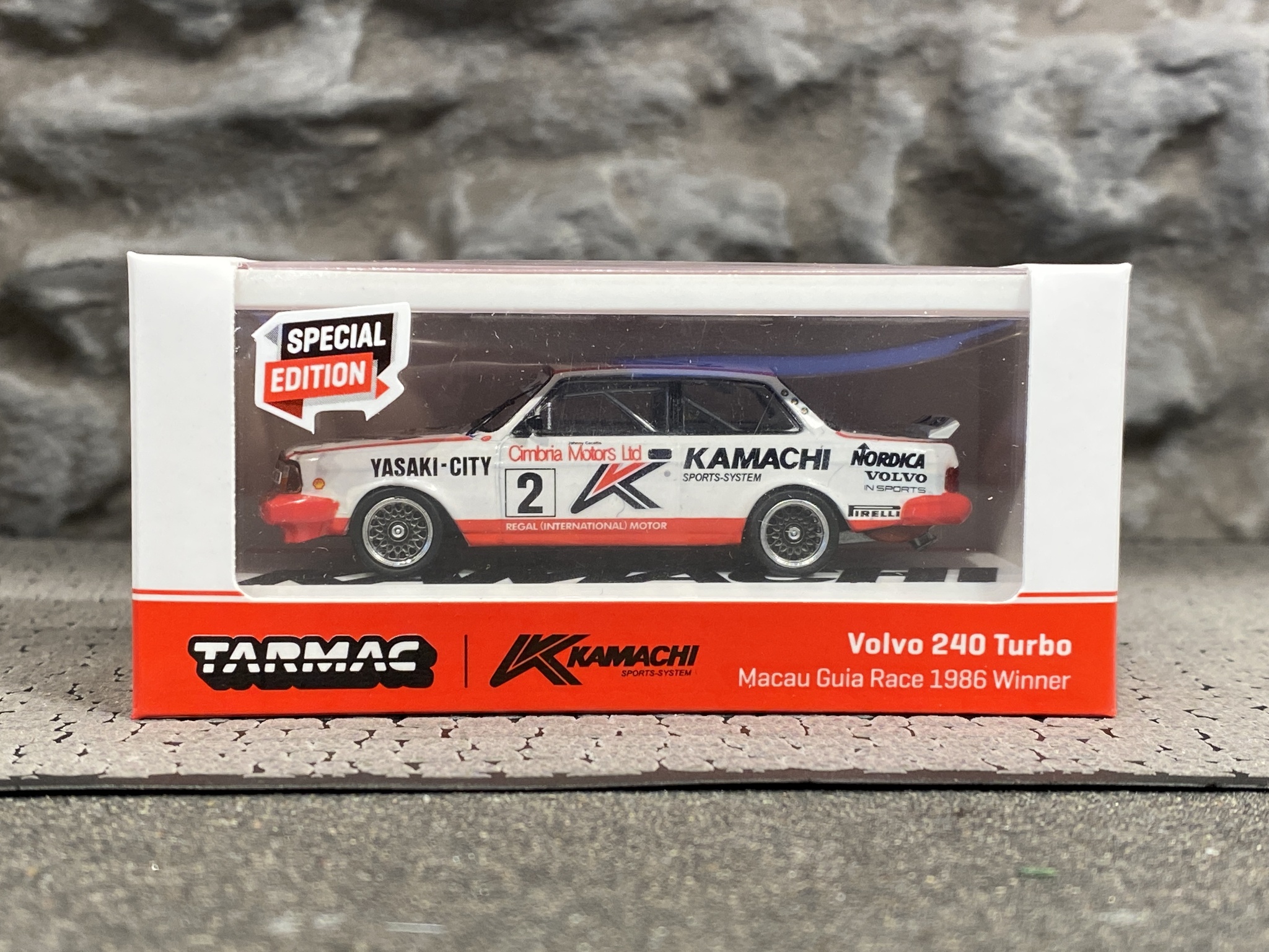Skala 1/64 Volvo 240 Turbo, Macau Guia Race Winner 86' Special Edition fr TARMAC