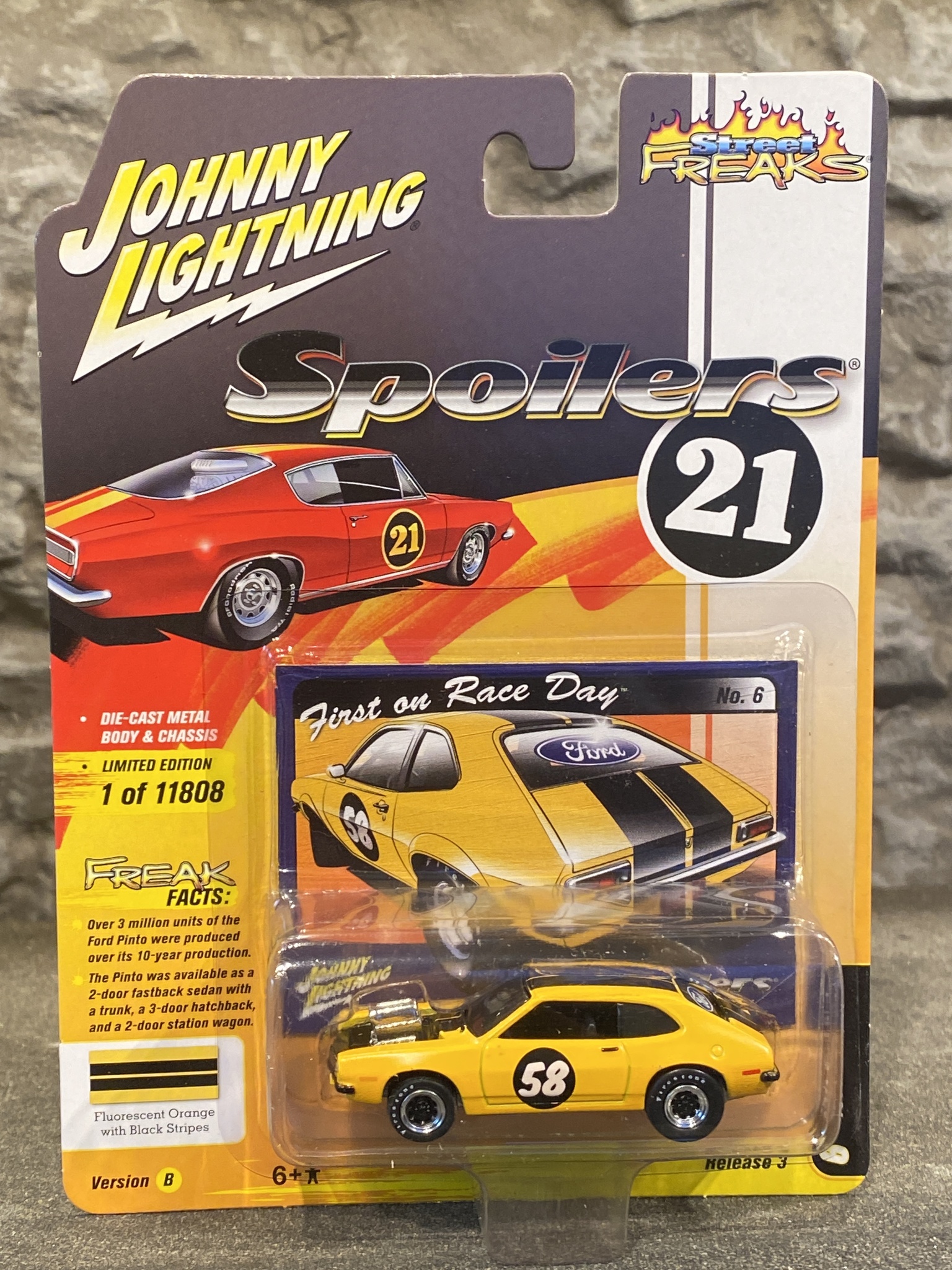 Skala 1/64 - Ford Pinto 71' från Johnny Lightning