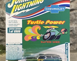 Skala 1/64 - Chevy Chevelle Wagon 65' "Turtle Power" från Johnny Lightning