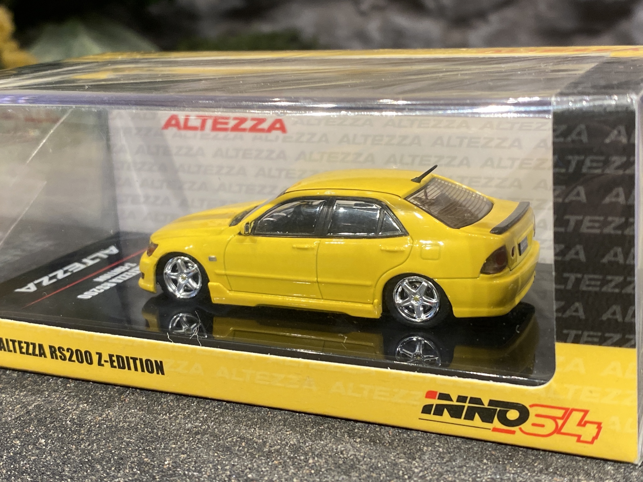 Skala 1/64 Toyota Altezza RS200 Z-Edition, Gul fr Inno64