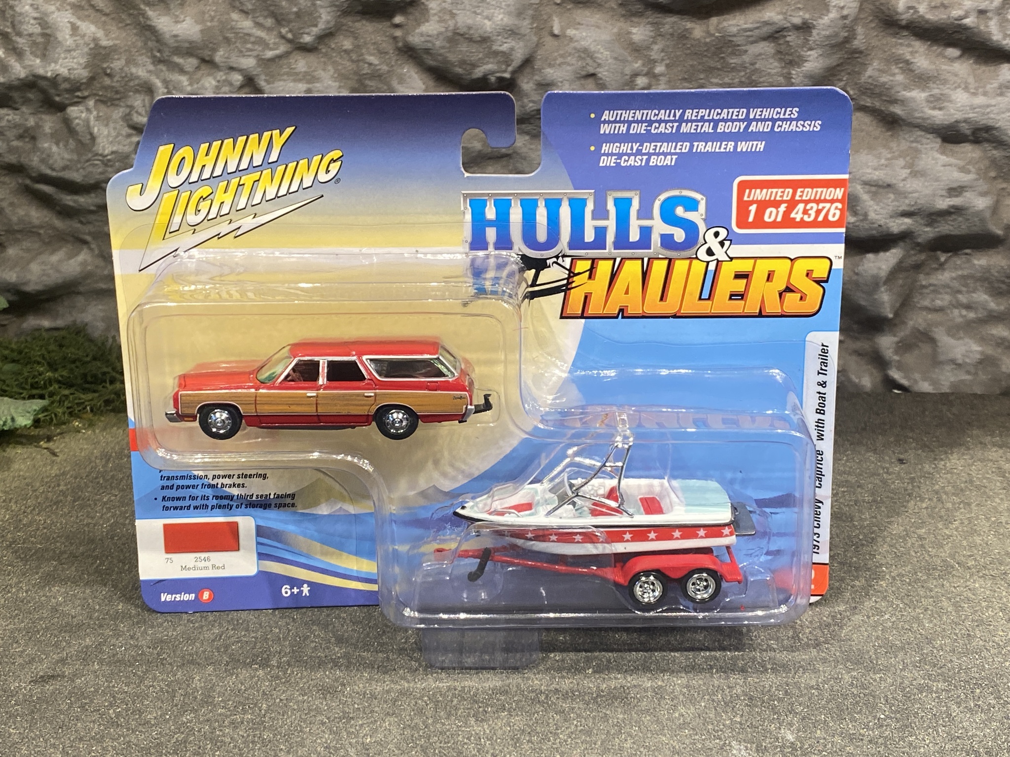 Skala 1/64 Chevy Caprice 73' m Båt & Trailer "Hulls & Haulers" fr Johnny Lightning
