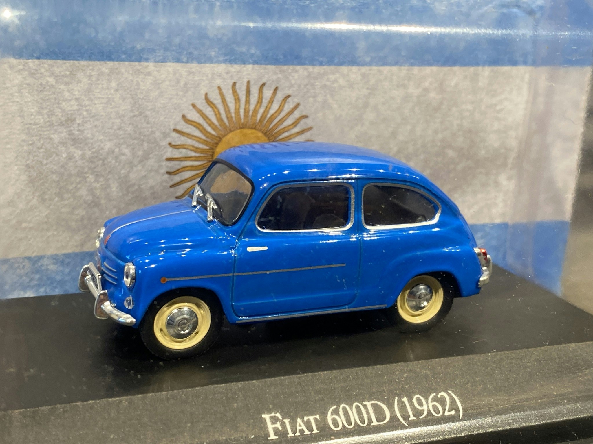 Skala 1/43: Fiat 600D 62' från Rubbo