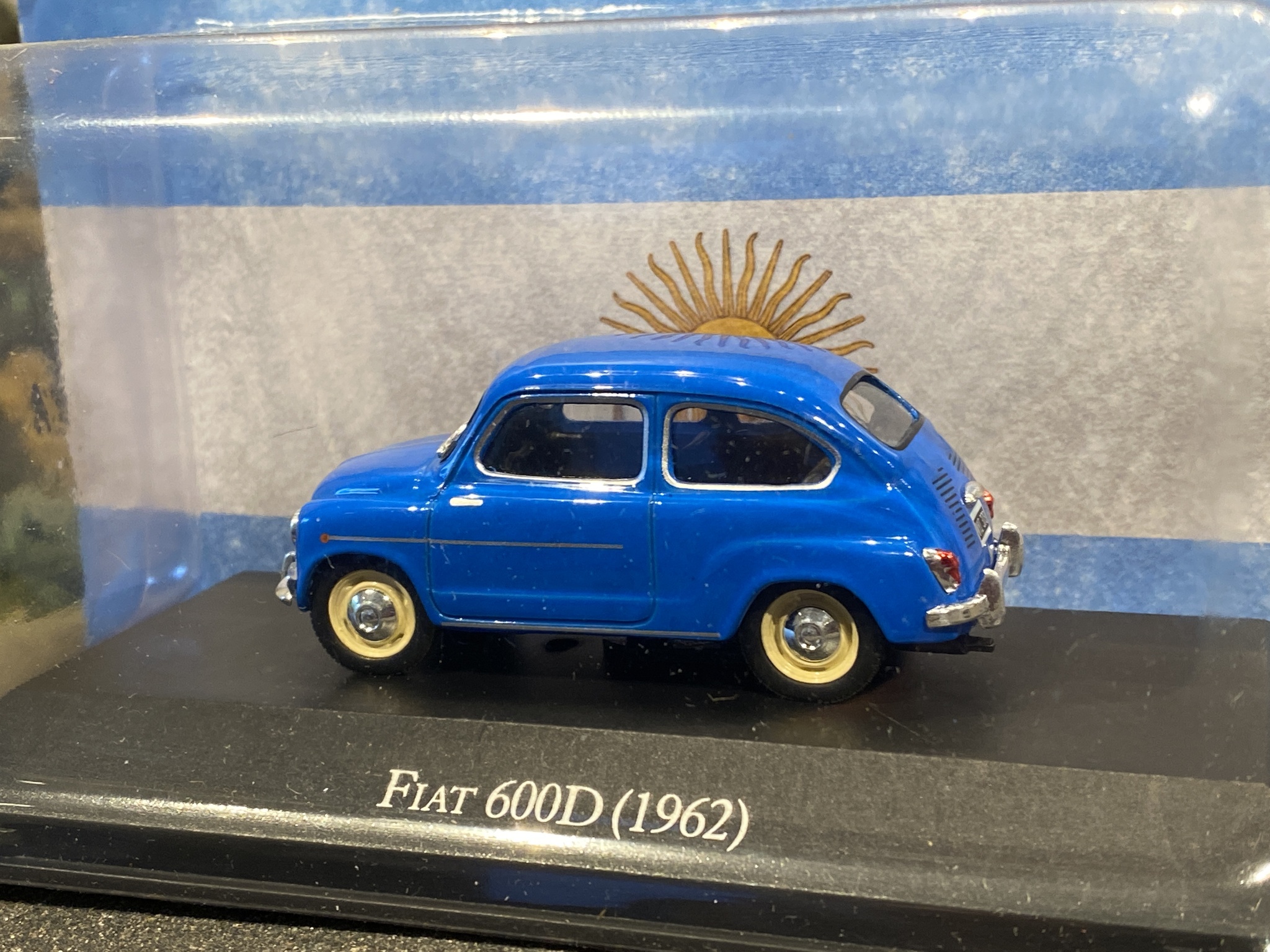 Skala 1/43: Fiat 600D 62' från Rubbo