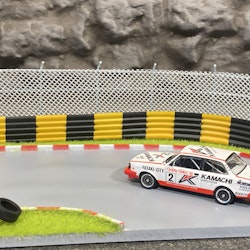 Skala 1/64: Diorama med Racingbana "Gulf" AD-76533 fr. American Diorama MiJo