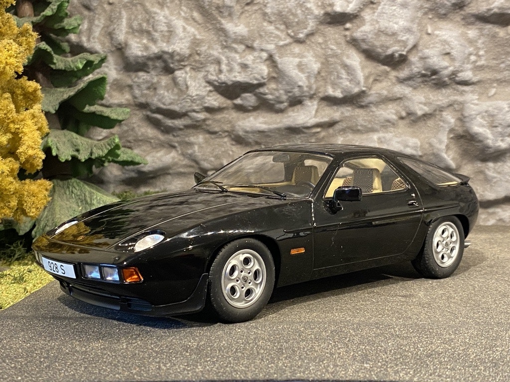 Skala 1/18 PORSCHE 928 S, Svart från MCG - YAKOL