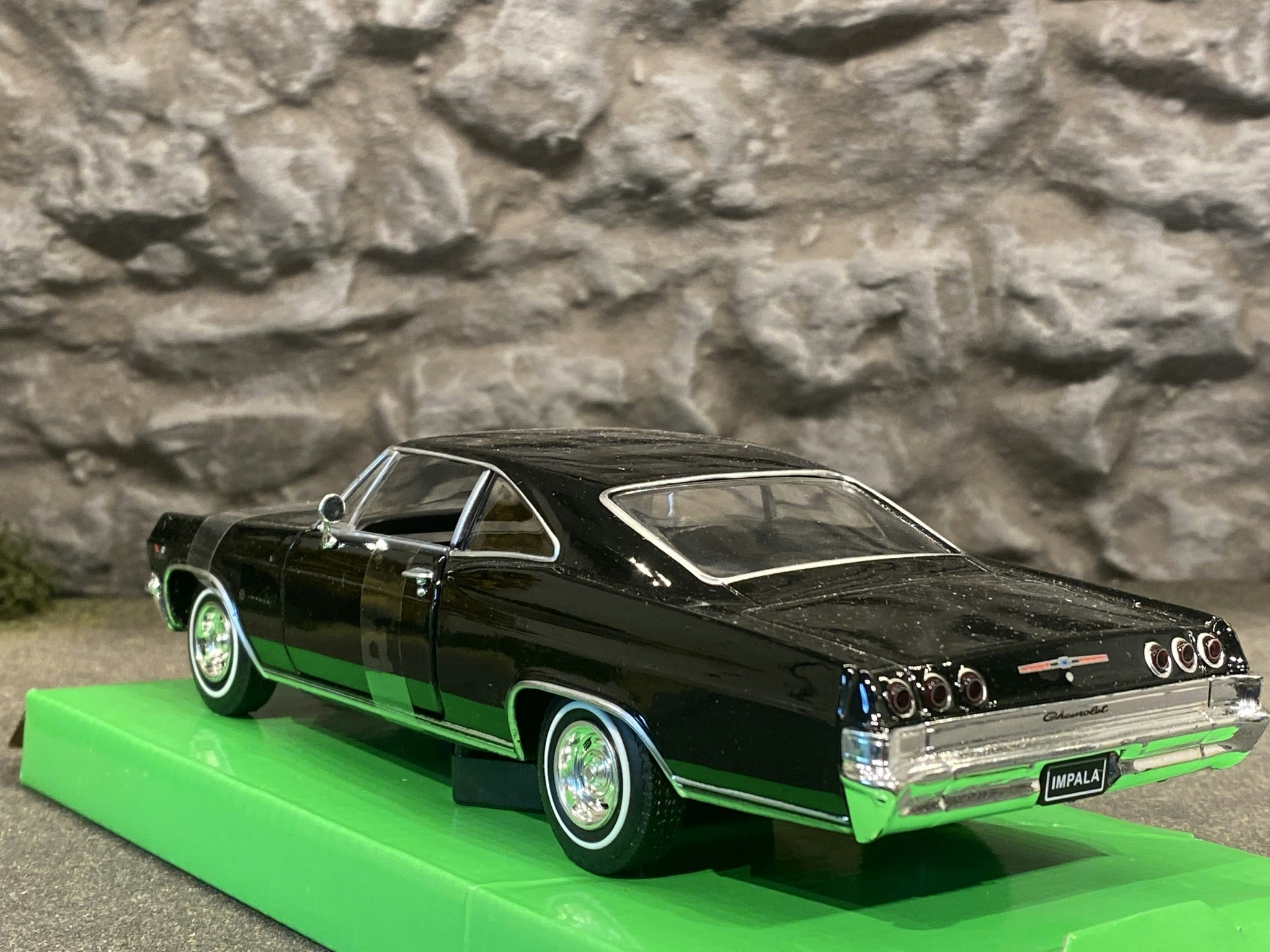 Skala 1/24: Chevrolet Impala SS 396 65', Svart fr Welly Hotrider Collection