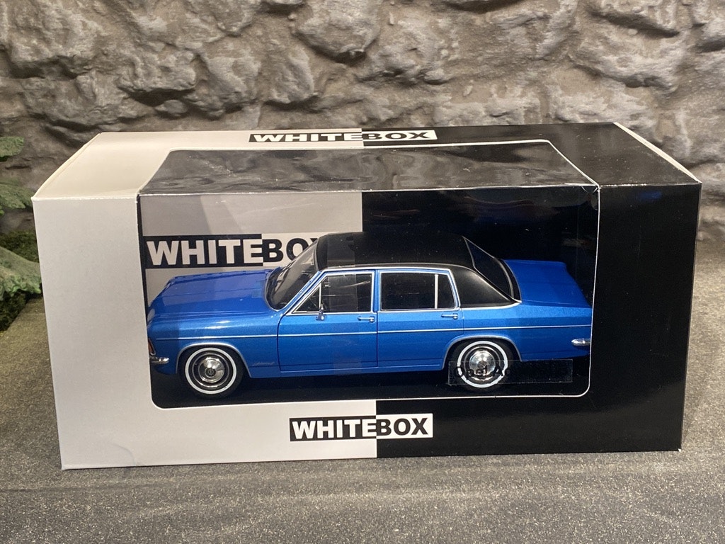 Skala 1/24 Opel Admiral B, Ljusblå med Svart tak WhiteBox