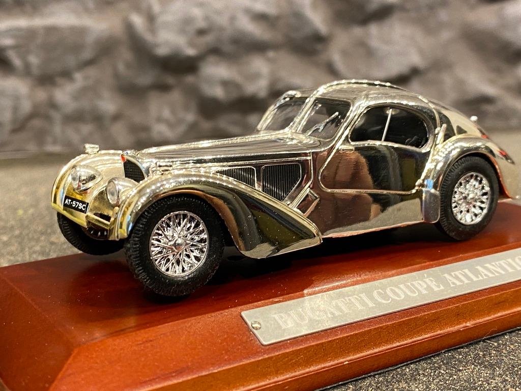Skala 1/43: Bugatti Coupé Atlantic Kromfärgad