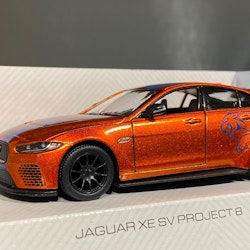 Skala 1/36 Jaguar XE SV Project 8 från Kinsmart