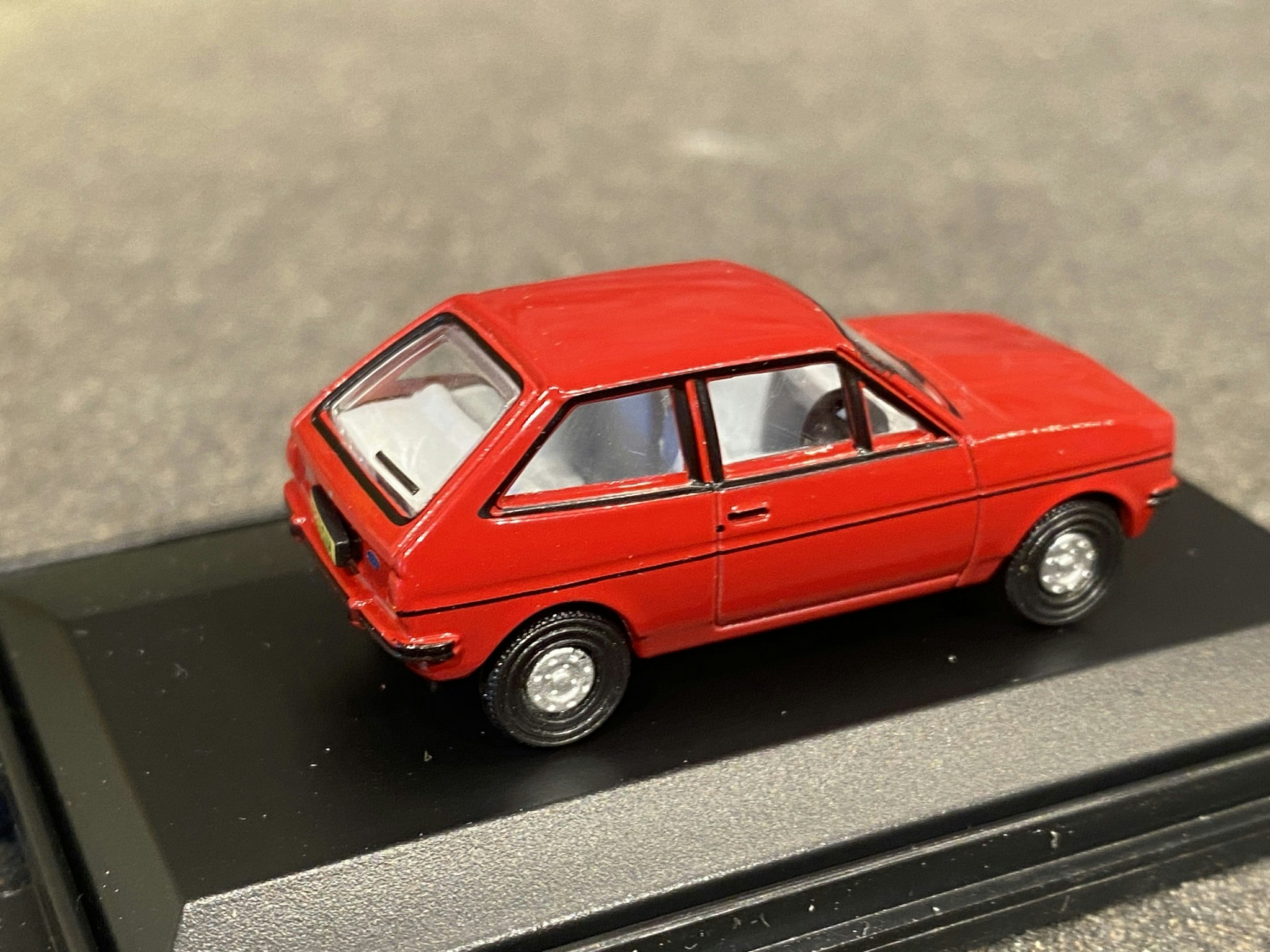 Skala 1/76 Ford Fiesta Mk 1, Venetian Röd, från Oxford