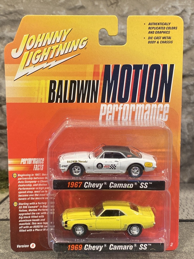 Skala 1/64 2-pack Chevy Camaro 67 & Camaro SS 69 Baldwin fr Johnny Lightning