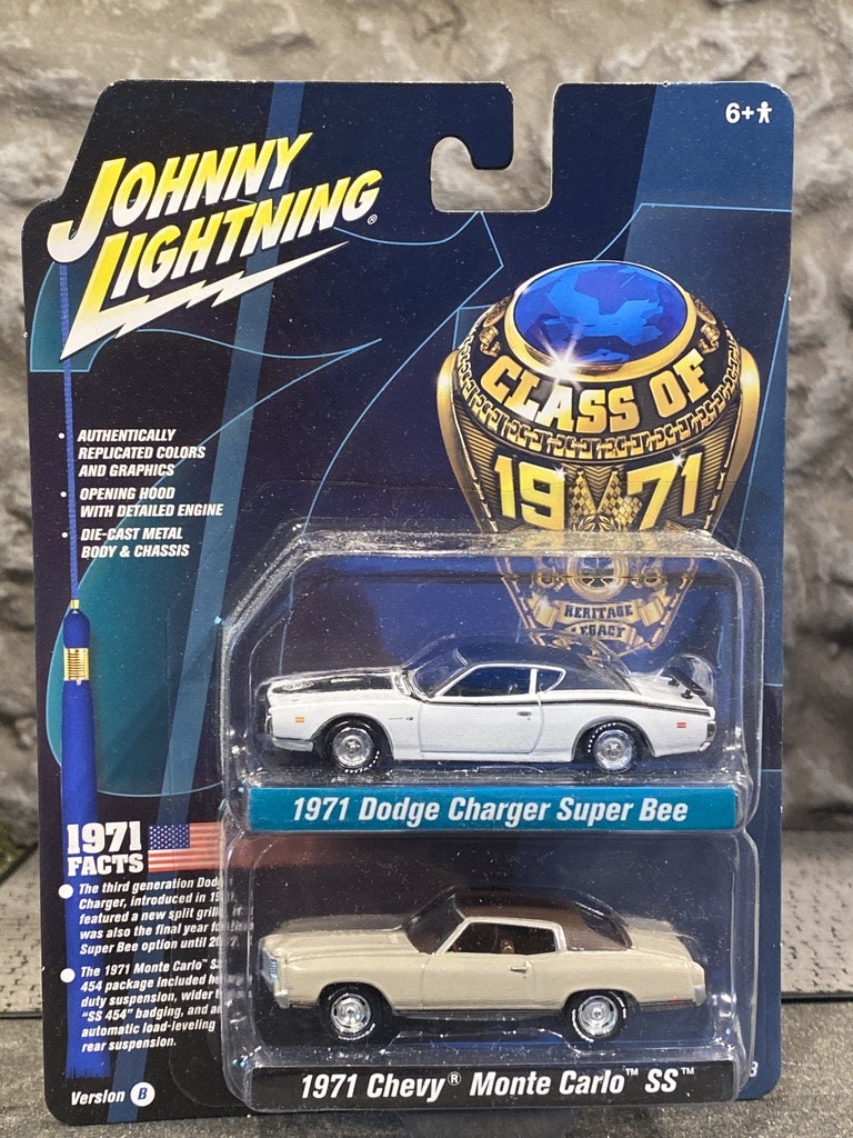 Skala 1/64 2-pack Dodge Charger SB 71 & Chevy Monte Carlo fr Johnny Lightning