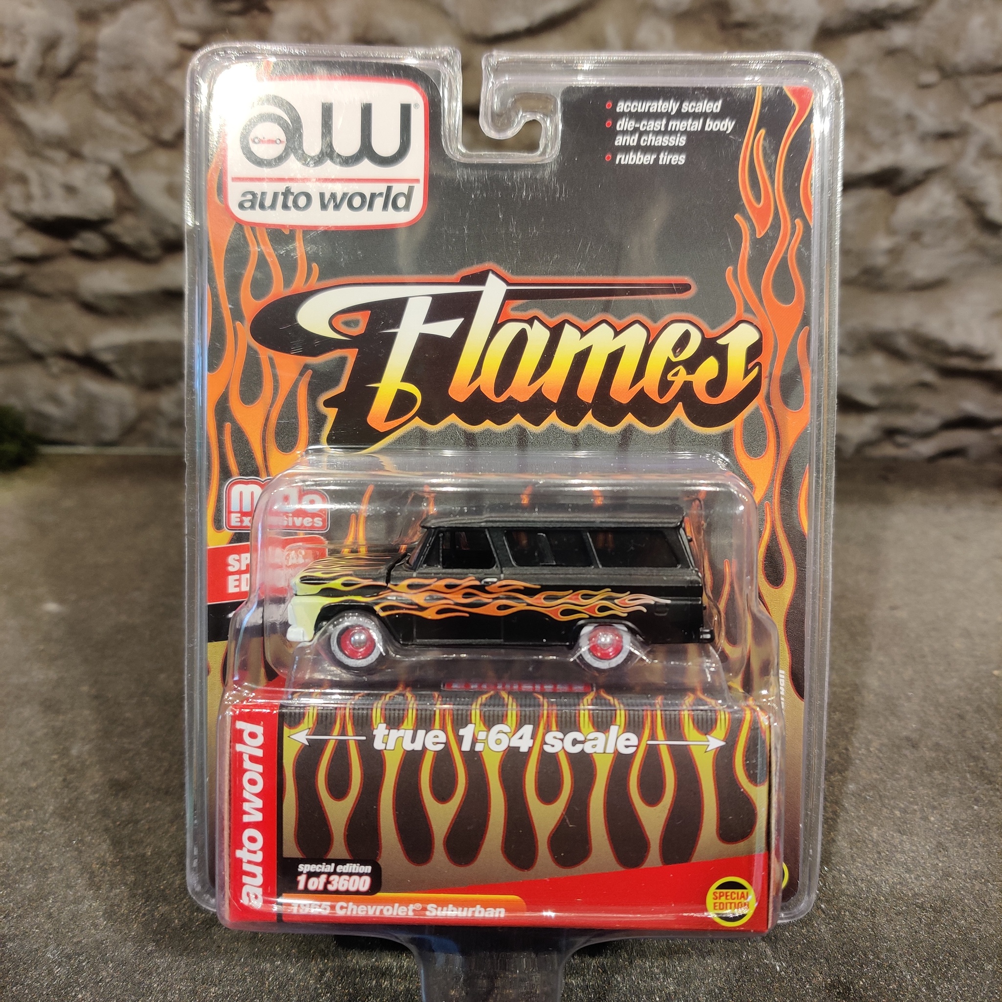 Skala 1/64 - Chevrolet Suburban 65' Flames Special Ed. från Auto World, Mijo Excl.