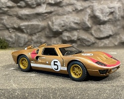 Skala 1/32 Ford GT40 MKII 1966' Guldig med pullbackmotor fr Kinsmart