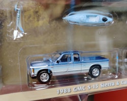 Skala 1/64 1988 GMC S-15 Sierra & Trailer med kanot & kajak GreenLight Hitch & Tow