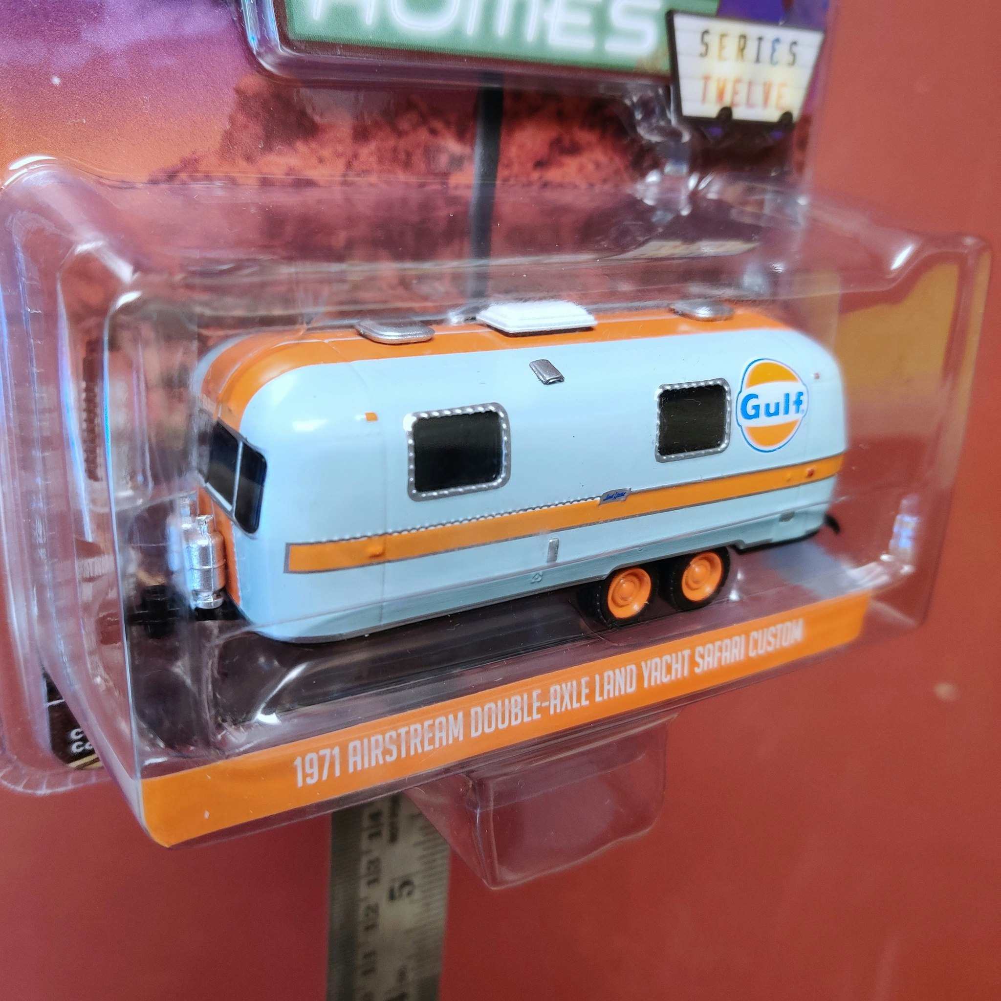 Skala 1/64 Husvagn Airstream db-axel Land Yacht 71' Gulf "Hitched Homes ser12" fr GreenLight